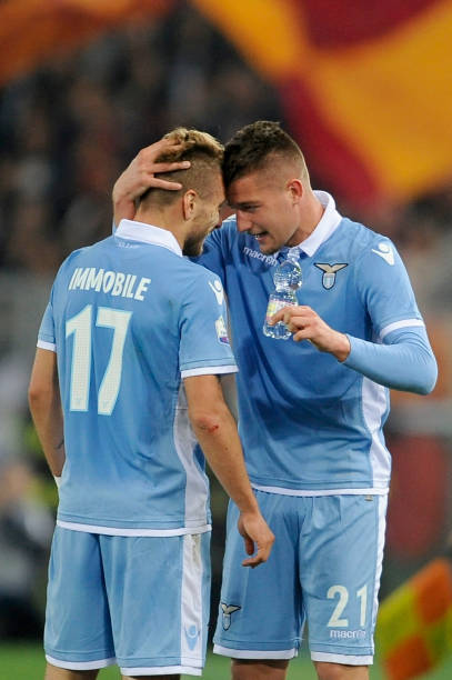 挥了举足轻 挥了举足轻